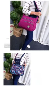 Dettaglio della borsa a tracolla in nylon floreale e magenta con tasche multiple
