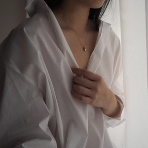 Minimalist S925 sterling silver water drop pendant necklace in gold on a female model