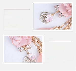 Dettaglio portachiavi fiore in tessuto rosa con finiture oro rosa e strass brillanti