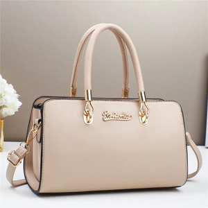 Sacoche élégante en cuir beige avec poignées et bandoulière réglable