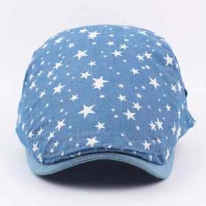 Casquette plate en denim bleu avec imprimé étoiles blanches et bord surpiqué pour femmes