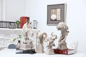 Künstlerische Tierbüsten-Skulpturen aus Sandstein mit Pferd, Widder, Elefant und Hund