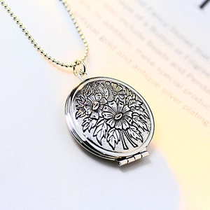 Vintage silver floral relief round floating locket pendant necklace with bead chain