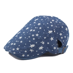 Casquette plate en denim bleu marine avec motifs d'étoiles et boucle réglable