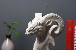 Makro-Detail der Sandstein Widderkopf-Skulptur zeigt feine Spiralhorn-Strukturen