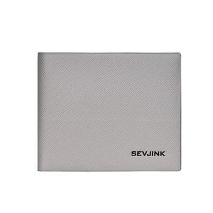 Détail du portefeuille long en cuir Saffiano gris montrant la texture et le logo