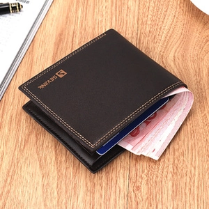 Détail de la texture en cuir marron foncé et logo embossé sur le long portefeuille pour hommes