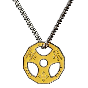 Détail du pendentif haltère octogonal jaune avec slogans fitness et chaîne argent