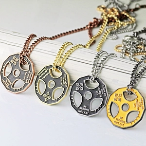 Colliers pendentifs disques d'haltères en acier inoxydable en quatre tons métalliques