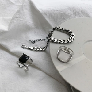Minimalist silver jewelry set featuring a black gemstone ring and chunky chain bracelet