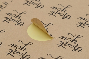 Nahaufnahme brauner Kraftpapier Thank You Aufkleber mit Kleberückseite und Textur