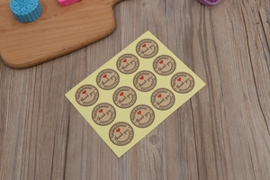 Detail von 12 runden Kraftpapier-Aufklebern mit Herz auf einem Holztisch-Hintergrund