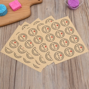 Set aus 12 runden Kraftpapier Thank You Siegelaufklebern auf einer Holzoberfläche