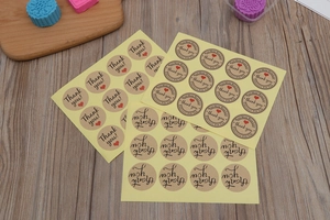 Detailansicht runder Kraftpapier Thank You Aufkleber mit Herzchen auf Holzgrund
