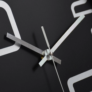 Horloge murale silencieuse avec aiguilles argentées sur cadran noir mat et chiffres blancs