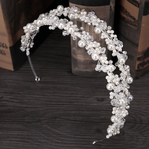 Serre-tête de mariée élégant à double rangée de perles et cristaux sur livre ancien