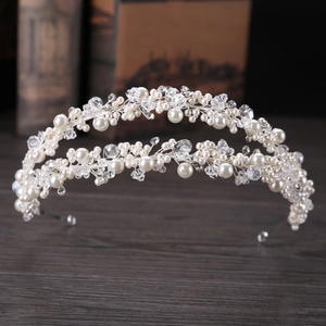Serre-tête de mariée élégant avec double rangée de perles et cristaux sur bois foncé
