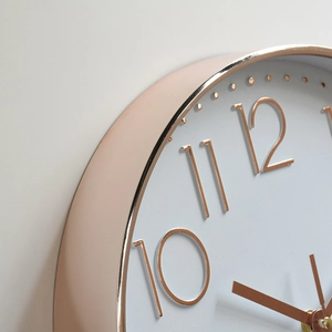 Horloge murale silencieuse 12 pouces avec chiffres or rose et cadran gris moderne