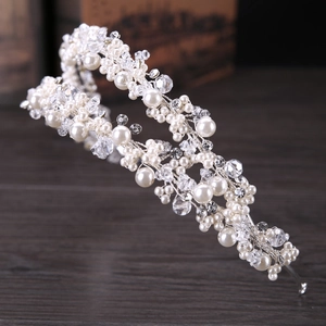 Détail de serre-tête mariage avec double rangée de perles et cristaux sur fil argent