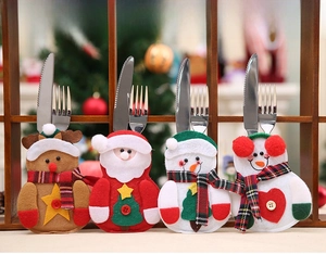 Detailansicht weihnachtlicher Besteckhalter mit Weihnachtsmann-, Schneemann- und Elchmotiven