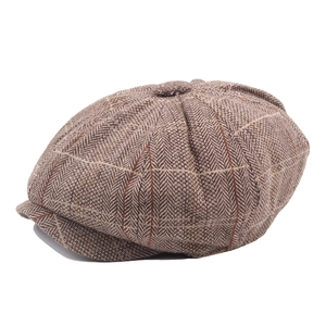 Klassische Schiebermütze aus braunem Fischgrät-Tweed mit orange-gelbem Karomuster