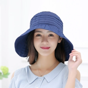 Dettaglio del cappello alla pescatora in maglia blu con tessuto plissettato e tesa larga