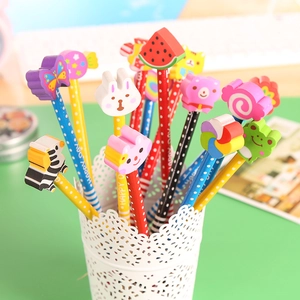 Vue détaillée de crayons colorés avec gommes d'animaux mignons dans un pot blanc
