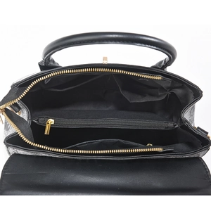 Détail de l'intérieur du sac à main noir avec compartiments multiples et fermetures dorées