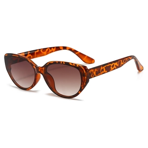 Retro cat eye sunglasses with tortoiseshell frame and brown gradient lenses in 45-degree view
