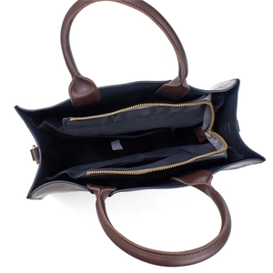 Dettaglio dell'interno a due scomparti con cerniere dorate della borsa tote marrone