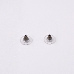 Détail de fermoirs pour boucles d'oreilles en silicone et métal avec disque clair