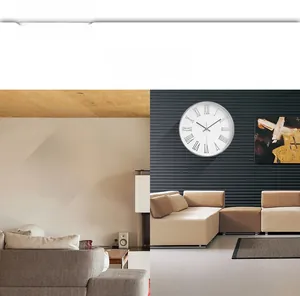 Détail d'horloge murale moderne avec chiffres romains en finitions or rose et argent