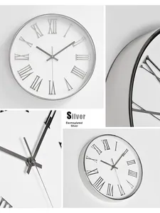 Détail du cadre argenté galvanisé et des chiffres romains 3D sur l'horloge murale moderne