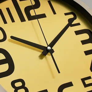 Horloge murale ronde minimaliste de 12 pouces avec cadran en aluminium doré brossé
