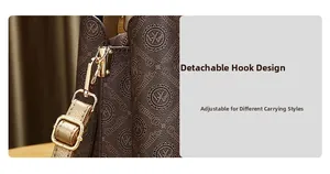 Detalle de la correa ajustable y el gancho extraíble de un bolso de mano con estampado clásico