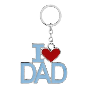Détail du porte-clés fête des pères avec gravure 'I Love DAD' et détail de cœur rouge