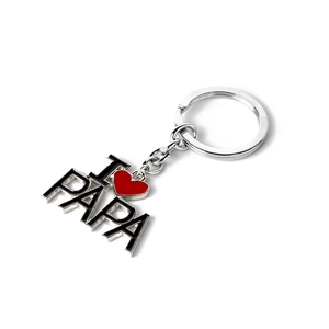 Détail d'un porte-clés argenté I Love PAPA avec pendentif coeur en émail noir et rouge