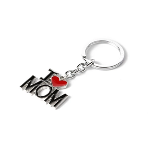 Vue détaillée du porte-clés en métal argenté avec design I Love Mom et émail rouge vif