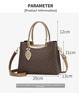 Detalle de bolso tote marrón con estampado asas doradas y medidas del producto