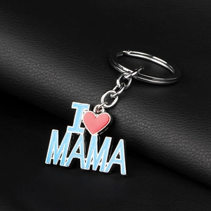 Vue détaillée du porte-clés en alliage argenté avec lettrage I Love MAMA émaillé bleu et cœur rouge