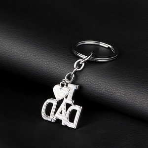 Gros plan détaillé d'un porte-clés argenté I Love DAD avec rayures sur cuir noir élégant