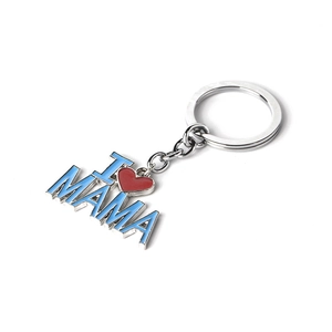 Vue détaillée du porte-clés I LOVE MAMA en argent avec cœur émaillé et chaîne en métal