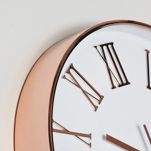 Horloge murale 12 pouces minimaliste avec cadre en métal or rose et chiffres romains