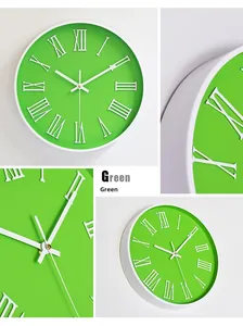 Détail de l'horloge murale vert fruit avec chiffres romains 3D blancs et profil mince