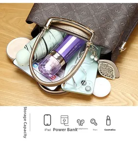 Interior espacioso del bolso marrón estampado que muestra gran capacidad para artículos