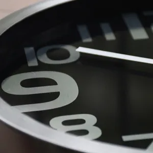 Horloge murale moderne de 12 pouces avec cadran noir mat et cadre en métal argenté