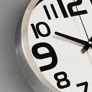 Horloge murale ronde de 12 pouces avec cadre en aluminium brossé et chiffres noirs