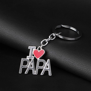 Détail du porte-clés en métal avec texte ajouré I Love PAPA et cœur émaillé rouge