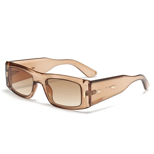 Modische quadratische Sonnenbrille mit transparentem Teerand und braunem Verlauf