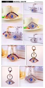 Dettaglio di portachiavi Evil Eye colorati con cristalli e gemme multicolore